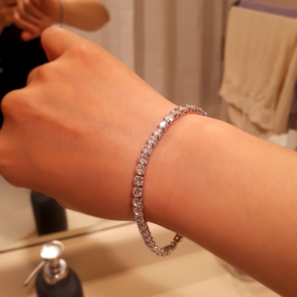 NWOT Stunning Brilliant Stainless Bracelet - Picture 3 of 8